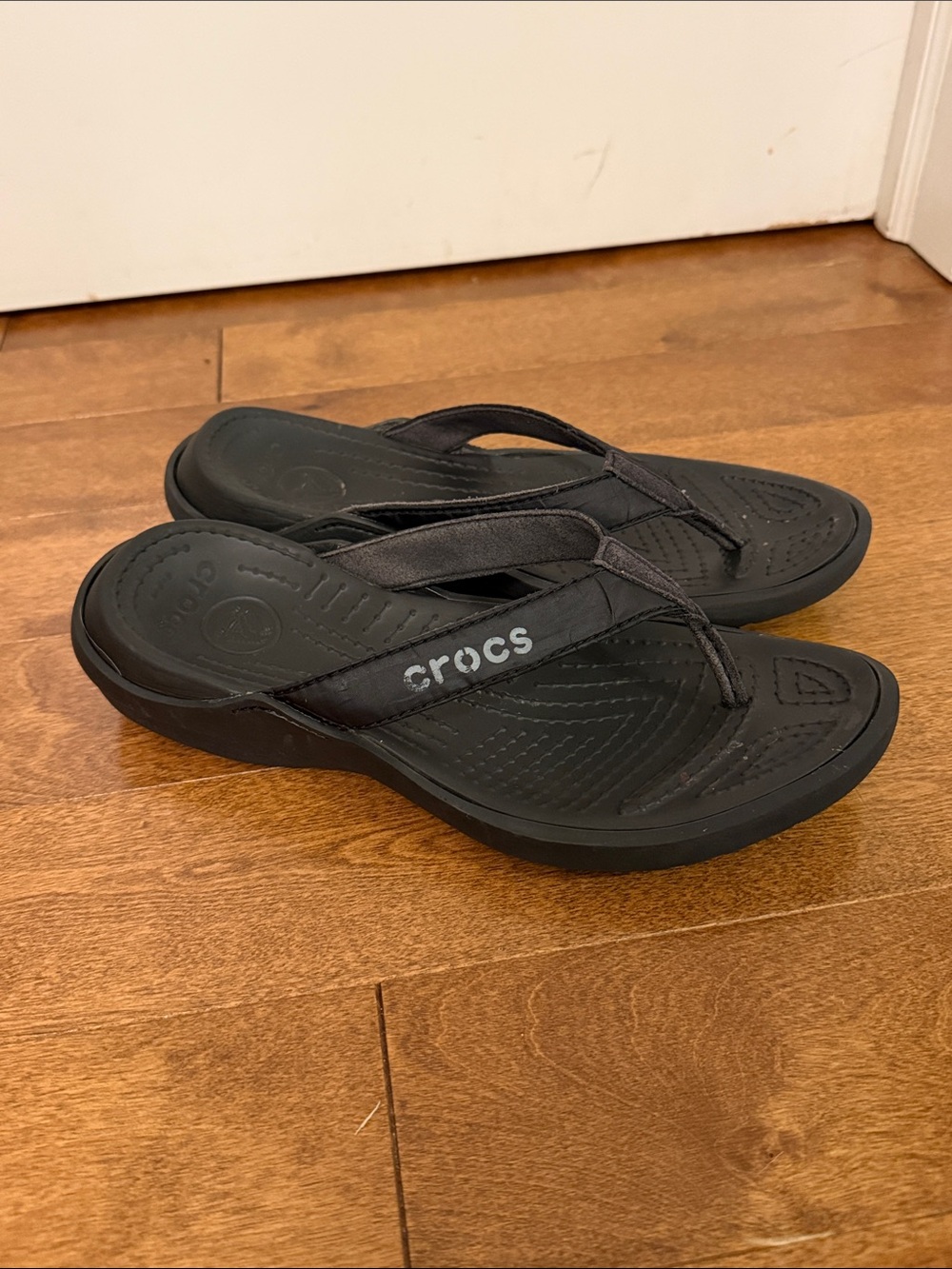 CROCS Black Comfort Flip Flops with Logo Strap